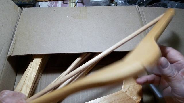 73 Вешалки для одежды.
