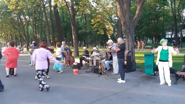 ТАНЦУЮТ ТАК, ЧТО ГЛАЗ НЕ ОТВЕСТИ!🤩👍😉 _ТАНЦЫ В САДУ ШЕВЧЕНКО АВГУСТ 2020