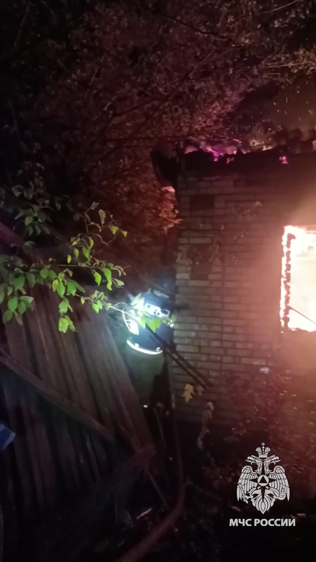 📍Горловские огнеборцы ликвидировали возгорание нежилого дома
