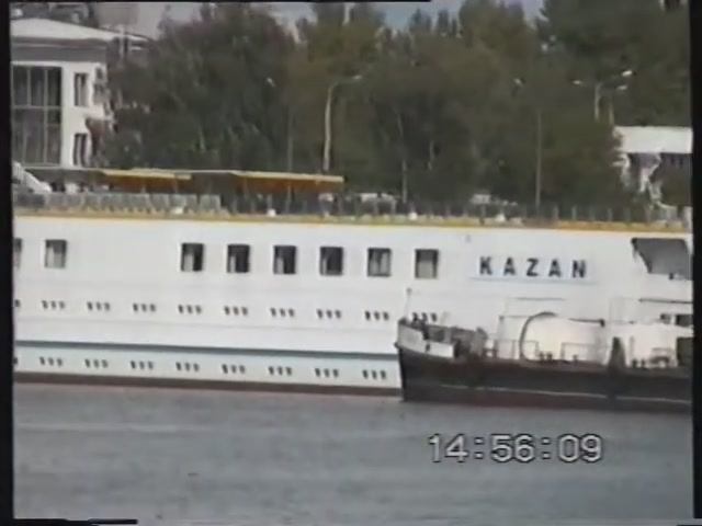 Необычный теплоход Казань Kazan у причала Казани август 2003 г.