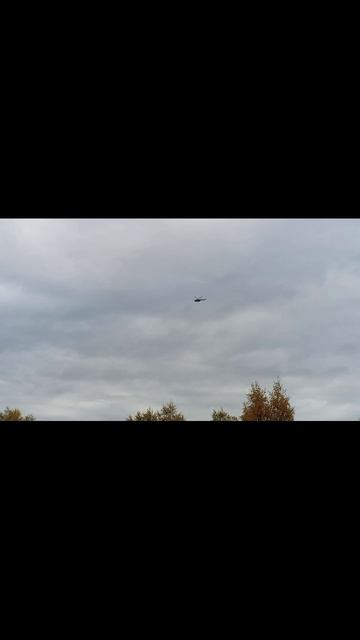 ВЕРТОЛЁТ ПОРХАЕТ В НЕБЕ