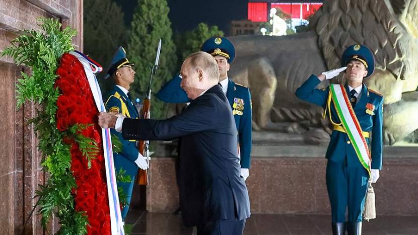 Путин в Душанбе возложил цветы к памятнику Исмоилу Сомони