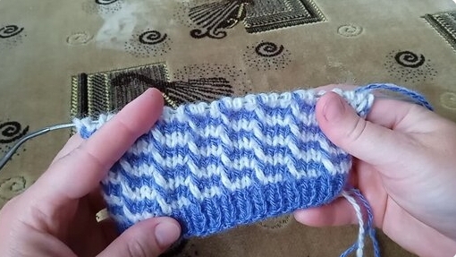 Вязание спицами. Всего два ряда и узор готов.