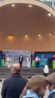 Кадры с праздничного концерта в сквере у поликлиники на ул. Крылатские холмы в честь дня района