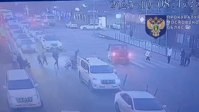 17-летний юноша на багги без прав сбил двух четырёхлетних мальчиков на зебре в Подмосковье.