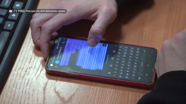 Студент лишился больше 300 тысяч рублей после общения с девушкой