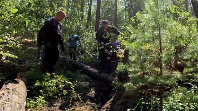 Толик переезжает бревно