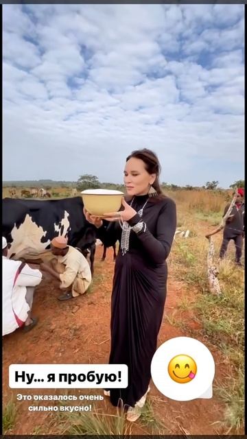 Молоко из под титечки! екатеринаглок путешествияафрика акушерка africa молоко корова топ