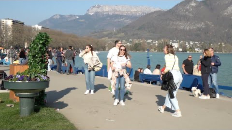 BUSHMAN SCARE GIRLS AT THE  LAKE-SIDE THIS IS AWESOME