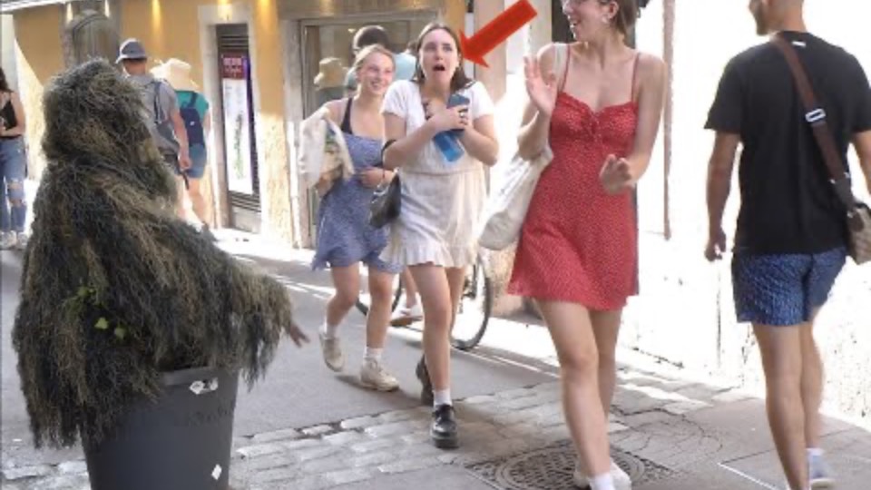 MUM GETS HER TWO DAUGHTERS TO BE SCARED BY BUSHMAN. SCREAM WAS OUT LOUD