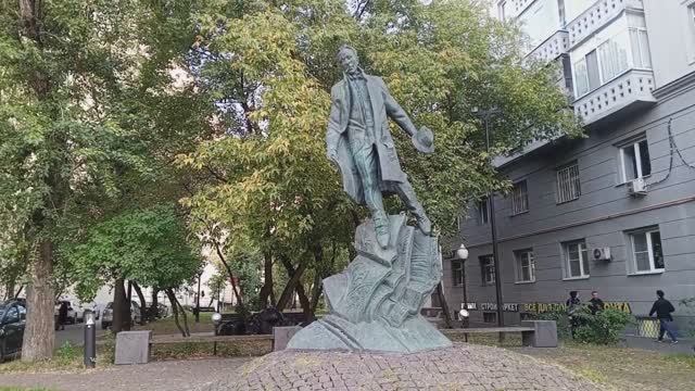 Памятник Михаилу Афанаасьевичу Булгакову на Большой Пироговской улице в Москве.