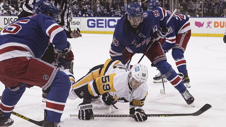 "Питтсбург" обыграл "Рейнджерс" в матче НХЛ благодаря двум передачам Малкина