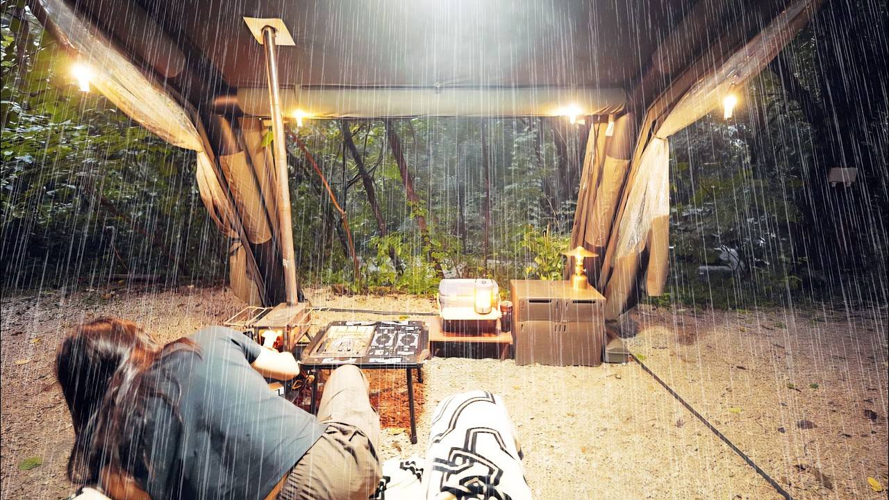 Теплая ночь в дождливом лесу Camping в дождливый день
