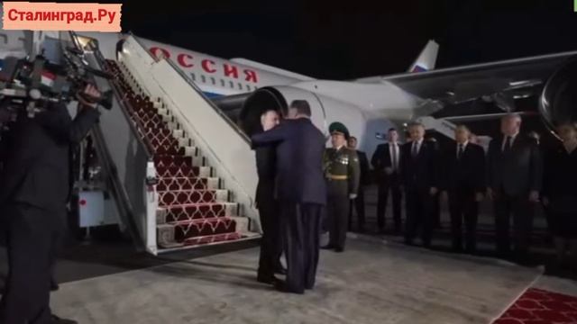 Эмомали Рахмон лично встретил Владимира Путина в аэропорту Душанбе: