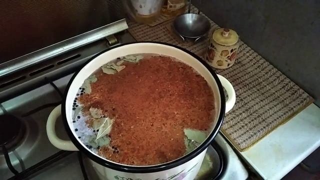 Куриный рулет в бутылке с желатином.