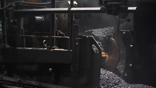 Новый асфальт на Ленинском проспекте Донецка уложим до 20 октября.