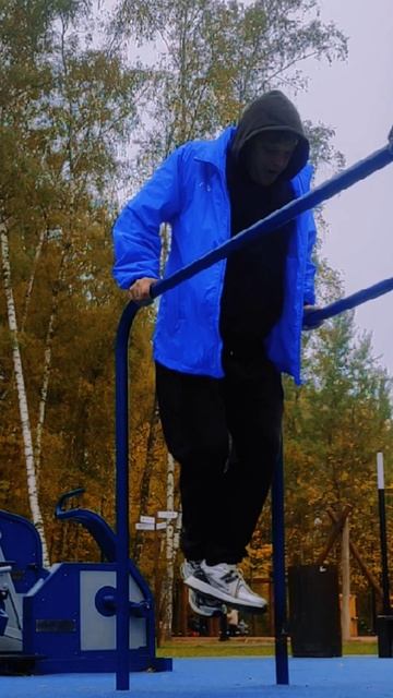 отжимание на брусьях!