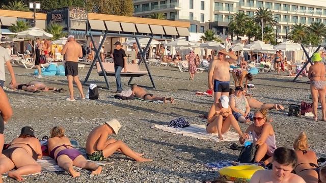 Сочи 8 октября последний тёплый день. Людей на пляже уйма
