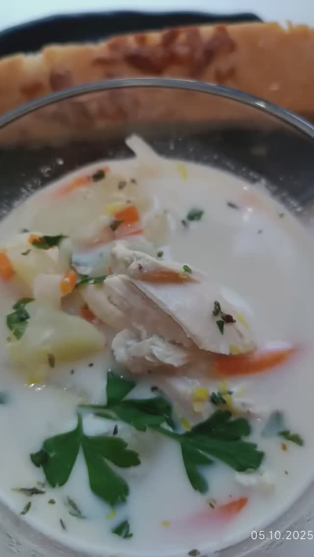 Куриный супчик на молоке с чабрецом.