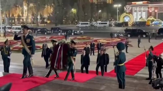 Путин возложил цветы к памятнику Исмоилу Сомони в центре Душанбе.