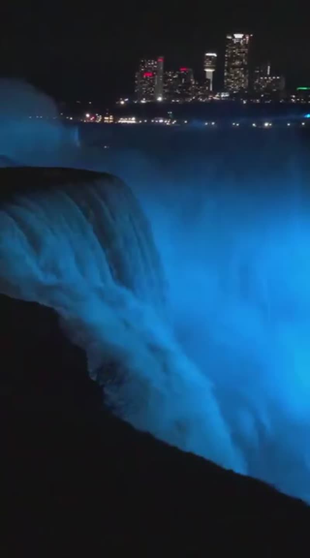 Великолепный Ниагарский водопад (США) с подсветкой  из Торонто (Канада)