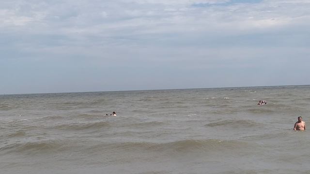 Все от мало до велико купаемся на Азовском Море в станице Голубицкая