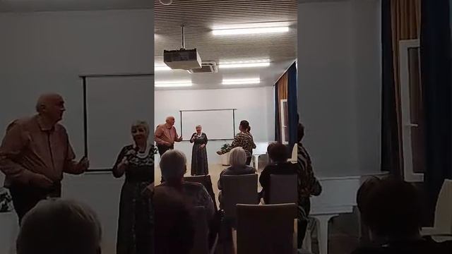 Девушки 65+ на концерте