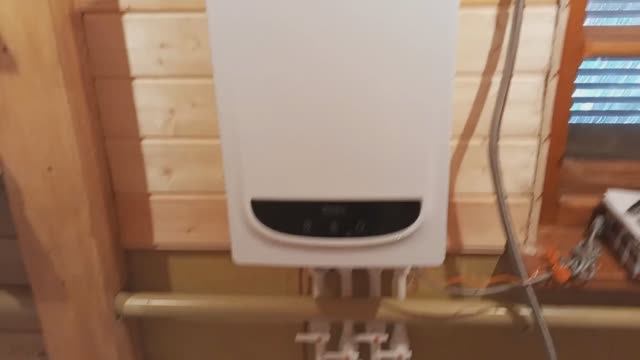 Подключал к отоплению настенные двухконтурные газовые котлы .