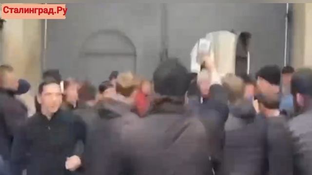 Стычка в Почаевской лавре в Тернопольской области. Кадры из местных групп.