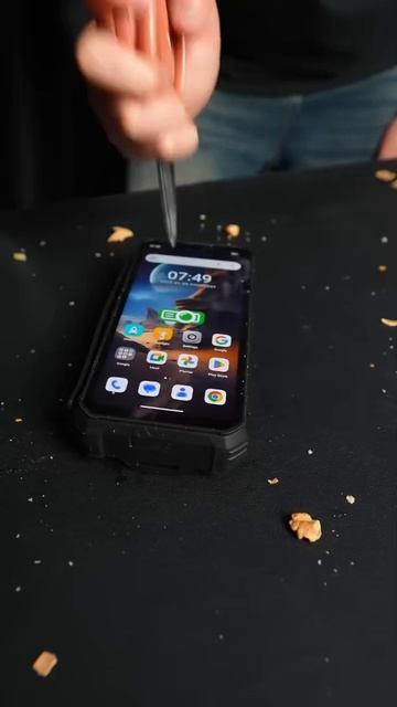 Oukitel WP100 Titan весит почти 1 кг и рассчитан на самые жесткие условия использования