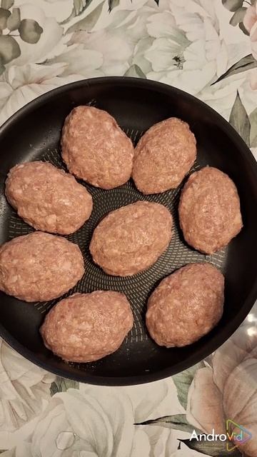 Еще один вариант сочных вкусных котлет вам в копилочку...