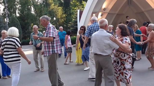 А МОРЕ, КАК МОРЕ!👍💃🕺_ТАНЦЫ В ПАРКЕ ГОРЬКОГО ХАРЬКОВ ИЮЛЬ 2021