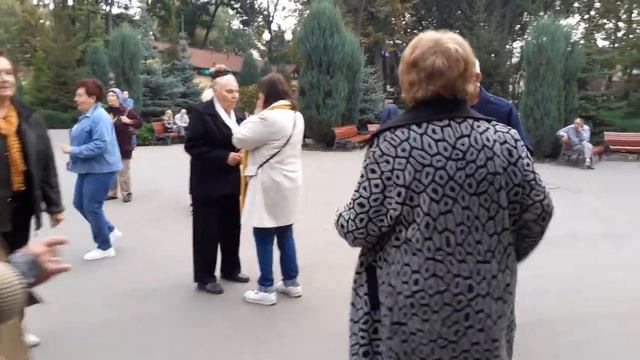 Livin' La Vida Loca👍🙂 НАДЕЖДА И ВАНЯ ЖГУТ_ ТАНЦЫ В ПАРКЕ ГОРЬКОГО ХАРЬКОВ ОКТЯБРЬ 2020