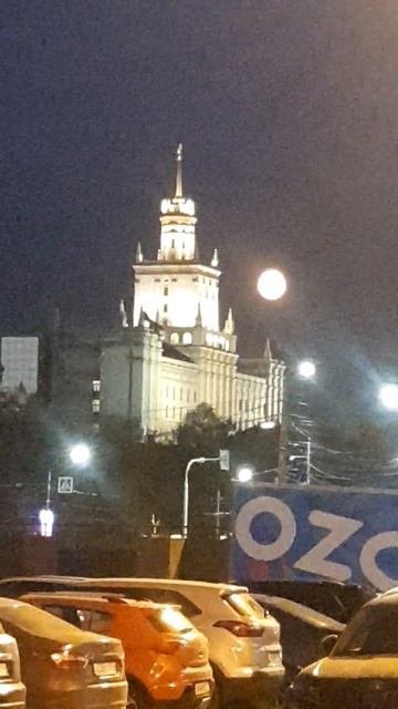 2025-10-08-18-58-49-831   Луна 2025