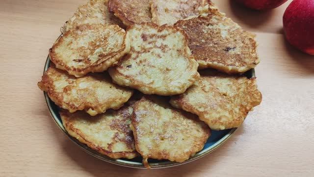 Такие оладьи с яблоками разлетаются со стола за минуту