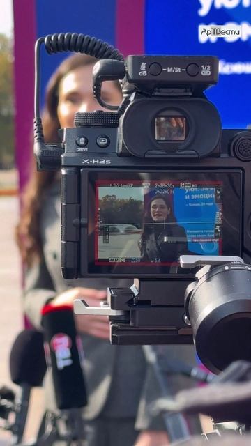 «Все здесь не случайно» арт-инсталляция, объединяющая поколения в центре Москвы