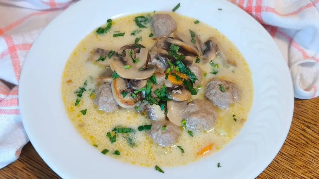 Сливочно-сырный суп с грибами и фрикадельками — нежный, ароматный и очень вкусный!