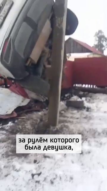 Автомобиль влетел во двор дома и застрял