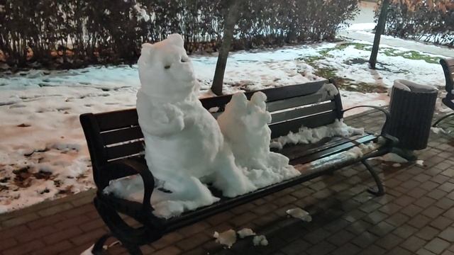 Вышел из университета, смотрю, а на лавочке сидят мишка 🐻 и поросёнок 🐖 ☺️