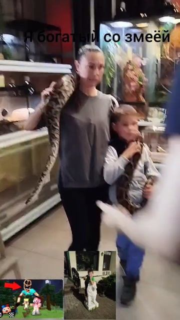 Я держу супер большую змею
