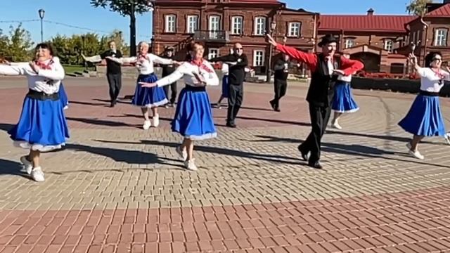 ФАНДАНГО под новую музыку в Свияжске на центральной площади. Группа Империал.