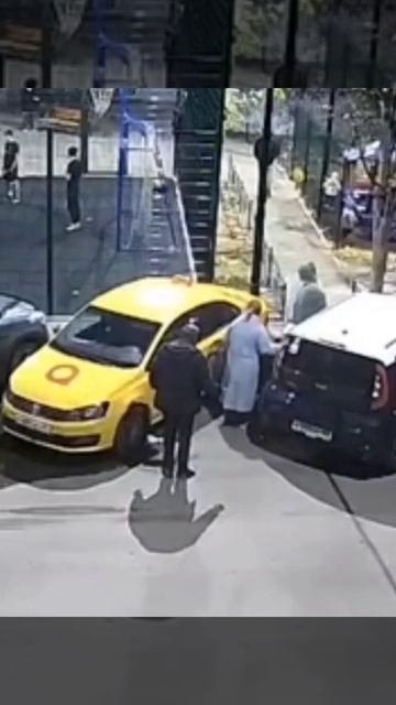В Крыму женщина протаранила автомобиль коляской с детьми: так она хотела проучить таксиста 

Местная