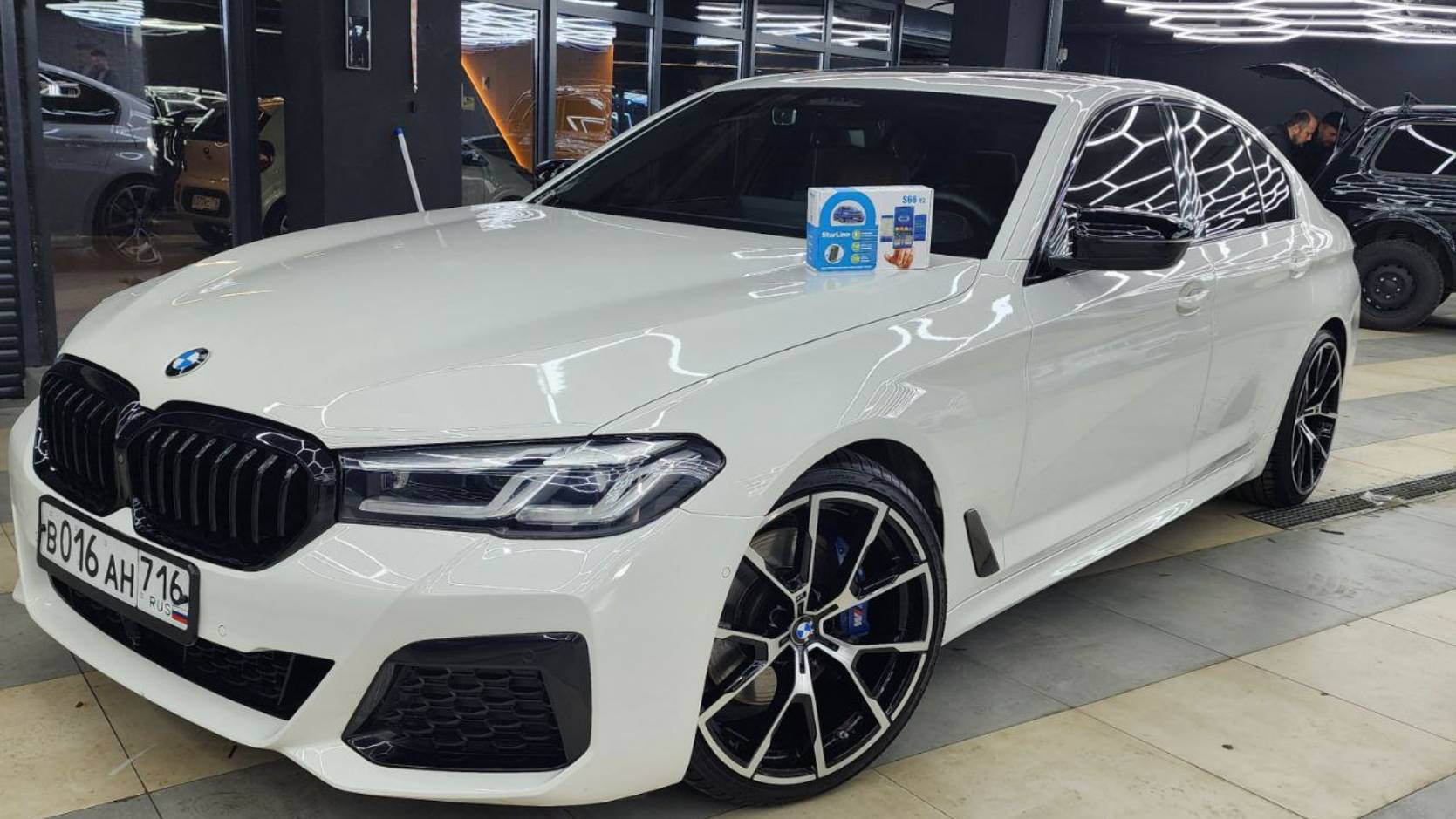 BMW 5 G30 - установили охранный комплекс с автозапуском и управлением с телефона StarLine S66