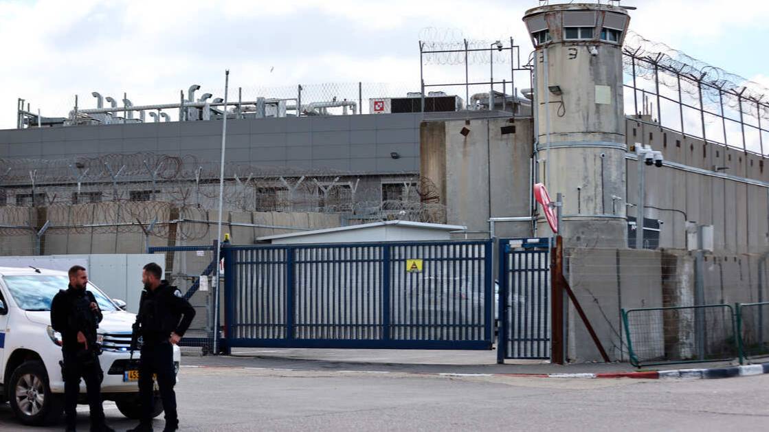 Израиль освободит из тюрем всех палестинских детей и женщин