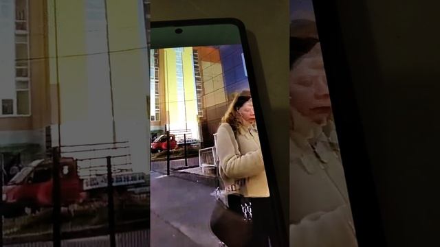 Миасс. девушка свинья, идёт ест и остатки еды, кидает себе под ноги. Мерзкая дама.