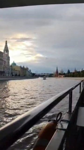 По Москве - реке