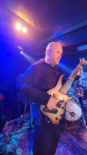 Снова быстрый фанк на басу Dingwall ABZ Custom из недавнего концерта в kozlovclub c alexander_dovg