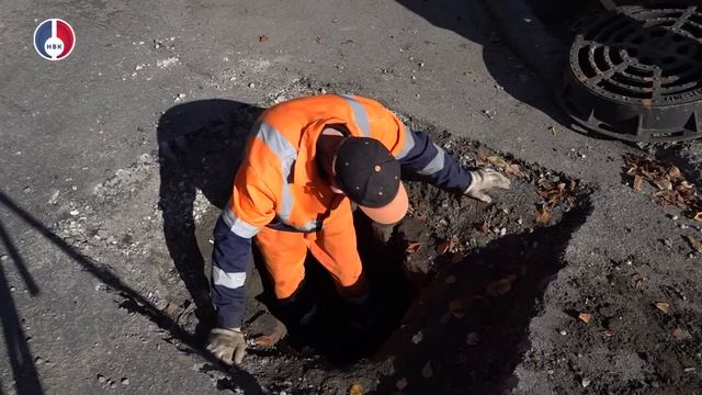 Дорожно-коммунальная служба ремонтирует колодцы