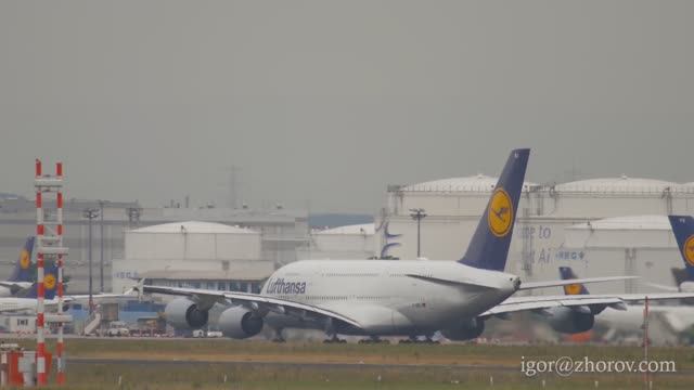Эйрбас А380 авиакомпании Люфтганза взлетает из аэропорта Франкфурта-на-Майне.