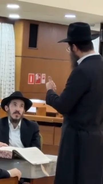 מַה יָּפוּ פְעָמַיִךְ: 60 שניות מתוך שיחת אברכים שלוחים, לאחר תפילת ערבית בהיכל בית הכנסת המרכזי.